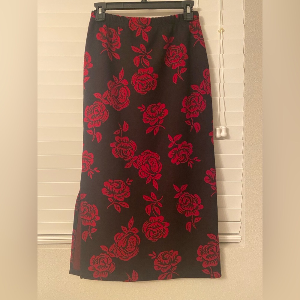 🌟Host Pick!!🌟Black & Red Floral Rose Skirt. - Picture 2 of 6